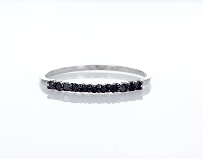 טבעת ''Kelly'' משובצת יהלומים שחורים