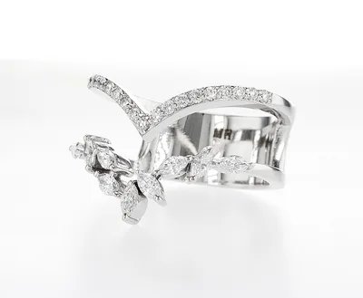 טבעת יהלומים מעוצבת משולבת יהלומי מרקיזה 0.41 קראט ועגולות 0.21 קראט