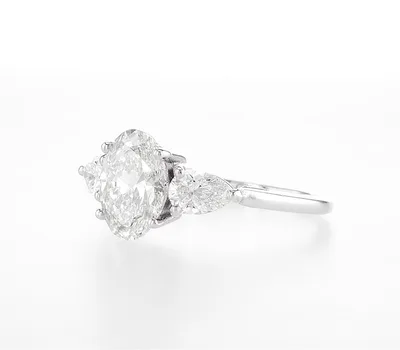 טבעת יהלום אובל משולבת עם טיפות , אובל 2.00 קראט, טיפות 0.74 קראט