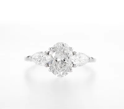 טבעת יהלום אובל משולבת עם טיפות , אובל 2.00 קראט, טיפות 0.74 קראט